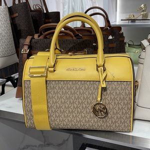 Michael Kors med Duffel Travel - Leather/Coated
35S2GTFU2B
DAFFODIL 
MD DUFFLE